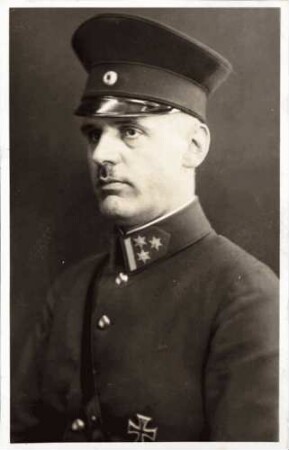 Polizeihauptmann Schmidt (Bürooffizier und stellvertretender technischer Leiter)