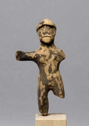 Kriegerstatuette mit Kopfbedeckung