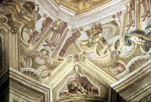 Randzone mit illusionistischer Architekturmalerei