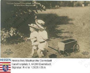Wilhelm Kronprinz v. Preußen (1906-1940) / Porträt mit Bruder Prinz Louis Ferdinand v. Preußen (1907-1994) / mit Leiterwagen im Garten spielend, Ganzfiguren im Profil