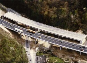 Neubau des Grünwettersbachviadukts 1990 - 1993 Fahrbahn Karlsruhe - Stuttgart vor dem Querverschub.