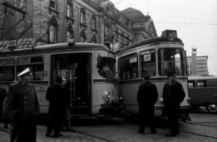 Zusammenstoß zweier Straßenbahnwagen, eines Gelenkzuges der Linie A und eines Großraumwagens der Linie 5, bei der Hauptpost Ecke Kaiser- und Karlstraße.