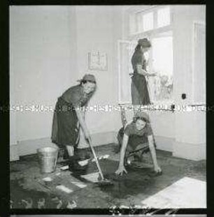 Einsatz des Reichsarbeitsdienstes in einem Dorf am Westwall: Arbeitsmaiden beim Putzen