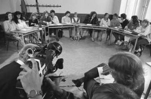 Lessing-Gymnasium Karlsruhe. Teilnahme von Schülerinnen und Schülern für eine Fernsehsendung des Westdeutschen Rundfunks WDR zur Geschichte der deutschen Frauenbewegung