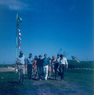 Norderney. Internationales Jugendlager. Jugendliche bei Dünenwanderung