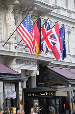 Hotel Sacher : Aussenansicht des bekannten Hotels Sacher in Wien