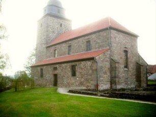 Ansicht von Südosten mit Langhaus und Seitenschiffen (romanische Gründung-stark verändert) und Kirchturm (querrechteckig-spätgotisch errichtet)