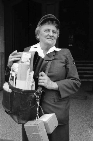 Ruhestand für Karlsruhes älteste Briefträgerin, die 65jährige Anna Schroth.