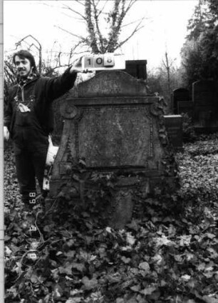 Grabstein 108 (Index: 100093889) Maße HxBxT: 169x100x26 cm Symbolik: reich verziert Besonderheit: Doppelgrab für Eheleute: Grabstein 108