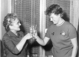 Berlin (Ost). Besuch der sowjetischen Kosmonauten Valentina Tereschkowa und Juri Gagarin in Berlin, 17.-22.? Oktober 1963. Lotte Ulbricht und Valentina Tereschkowa (im Haus des Zentralkomitees der SED?)