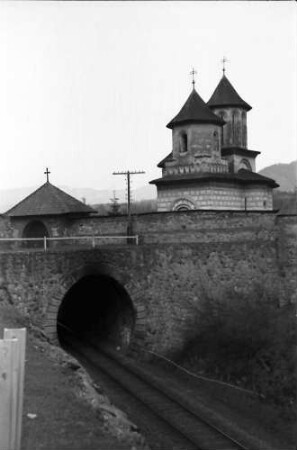 Cornet: Kloster Cornet mit Tunnel