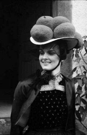 Kirnbach: Fräulein Elisabeth Wöhrle, Tracht kommt aus der Kirche