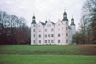 Gartenansicht, mit Wiese davor
