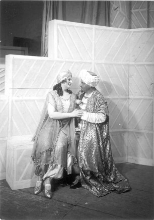 Der Barbier von Bagdad. Oper von Peter Cornelius nach eigenem Libretto. Staatsoper Dresden, Neuinszenierung 17.12.1928 : Szene 2. Akt mit Meta Seinemeyer als Margiana und Curt Taucher als Nureddin