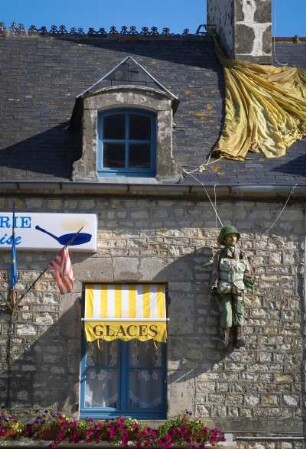 Frankreich. Basse Normandie. Manche. Sainte Marie du Mont. GI Steele als Werbung fuer einer Creperie