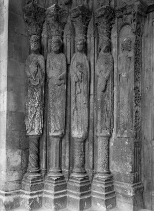 Südportal, linkes Gewände: Statuen von Heiligen?