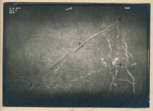 Foto von Gräben und Stellungen um den Bahndamm südlich von Chevreux