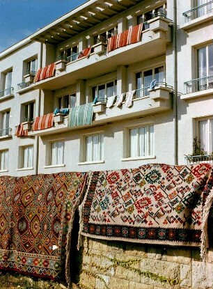 Teppiche vor neuen Hotels am Goldstrand der bulgarischen Küste