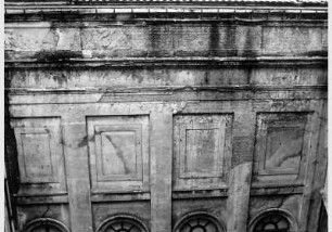 Blick auf die zum Teil zerstörte Fassade des Bode-Museums