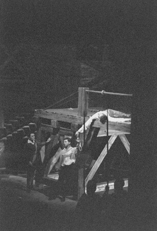 Szenenbilder aus "Hamlet" von William Shakespeare in der Regie von Fritz Wendel. Staatstheater Dresden, 13.01.1957 : Mit Horst Schulze in der Titelrolle, Thea Elster als Ophelia, Siegfried Göhler als Claudius u. a.