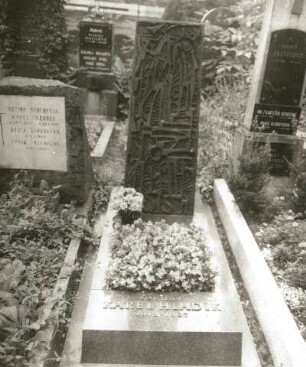 Grabmal für den Bildhauer Karel Hladík : Grabmal für den Bildhauer Karel Hladík. Stein (ab 1967). Prag-Vyšehrad, Friedhof Vyšehrad
