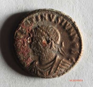 Römische Münze, Nominal Follis, Prägeherr Constantinus I. für Constantinus II., Prägeort Cyzicus, Original