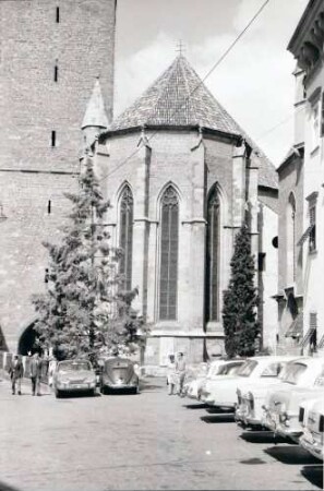 Meran: Chor der Pfarrkirche, Vordergrund Laterne