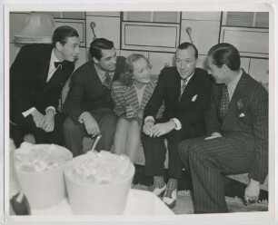 Cary Grant, Marlene Dietrich, Noël Coward und der Earl of Warwick (auch bekannt als Michael Brooke), Verabschiedung von Noël Coward zu einer Reise nach Pago Pago (Los Angeles, Februar 1939) (Archivtitel)