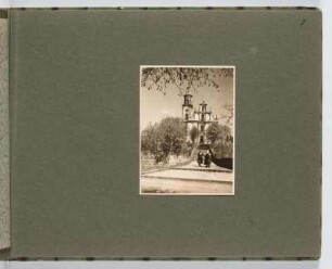 Albumseite mit Straßenbild mit Kirchgängerinnen und Kirche : Reisealbum Nordböhmen. Textileinband mit Kordelbindung; 20,7 x 28,3 x 1,8 cm (um 1925/1930). Dresden: SLUB/DF 2017.C.75