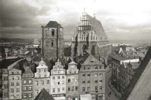 Neisse, Stadtansicht : Neisse (Nysa/Polen). Blick vom Rathausturm nach Nordosten zum Glockenturm und zur Basilika St. Jacobus und Agnes