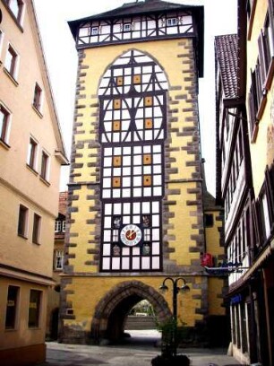 Stadtbefestigung - Stadttorturm (Tübinger Tor) von Stadtseite mit Bossierung und Fachwerkverblendung der ehemals offnenen Innenseite