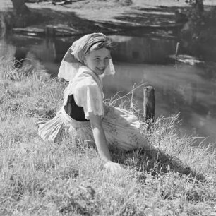 Mädchen Gerda Konzack in Spreewälder Sonntagstracht in Leipe. : Holca Gerda Konzack w Błótowskej njedźelskej drasće w Lipjem.