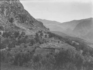 Bei Delphi : Blick auf Ruinen in einer Berglandschaft
