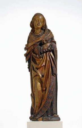 Stehende weibliche Heilige, den Mantel mit beiden Armen an den Körper drückend