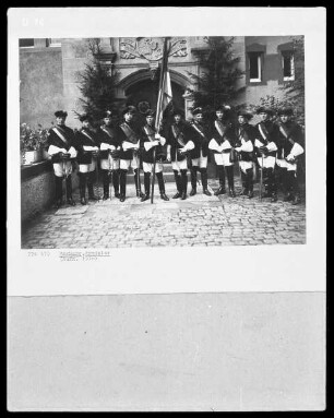 Marburg, Studenten der Burschenschaft Arminia vor ihrem Verbindungshaus