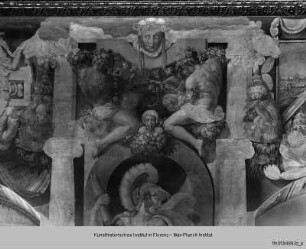Ausmalung mit Camillus-Szenen : Ignudi auf Festons sitzend