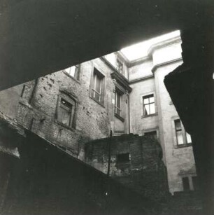 Dresden-Altstadt, Augustusstraße 2. Ständehaus. Großer Innenhof mit Einbauten. Blick aus der Durchfahrt Ostflügel nach oben auf Ecke Südflügel / Westflügel