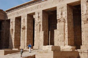 Luxor - Tempel Medinet Habu : Innenhof des Tempels Pharao Ramses II. im Tempelkomplex von Medinet Habu/Luxor, aufgenommen 2006