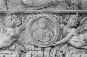 Sarkophagrelief an der Längsseite mit einem Bildnismedaillon, gehalten von zwei Putti