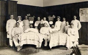Erster Weltkrieg - Lazarett III Gewerbeschule Karlsruhe. Verwundete mit Schwestern und Pflegern