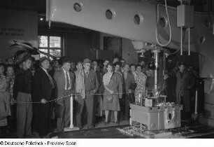 Besucher betrachten die Vorführung eines Bohrers, Technische Messe 1953