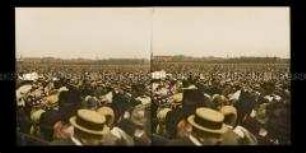 Menschenmenge auf dem Tempelhofer Feld, Berlin