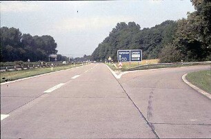 Einfahrt in Kreisel (Basel Richtung Umkirch) von Nebenfahrbahn Ost (Basel Richtung Karlsruhe)