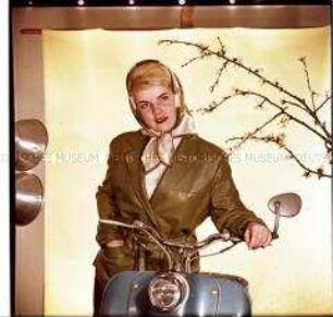 Frühlingsmode: Frau mit Moped