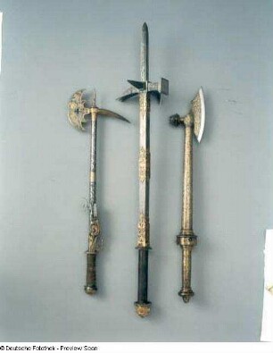 Streitaxt mit Radschloßfeuerwaffe : Zwei Streiäxte mit Radschloßfeuerwaffe (um 1580 bzw. um 1550) und Streithammer mit Stoßklinge (1593; B. Hacker)