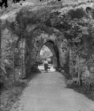 Straßenbild mit Tordurchfahrt