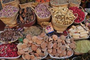 Gewürzangebot : Blick auf die Auslagen eines Gewürzstandes in der Kasbah von Marrakesch, aufgenommen am 04.11.2008