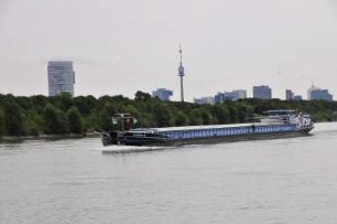 Frachtschiff am Fernsehturm in Wien : Ein Frachtschiff nähert sich dem Donauhafen. Aufgenommen am 2. September 2009 in Wien