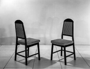 Stuhl mit gepolsterter Sitzfläche und Rückenlehne
