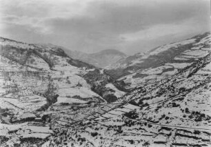 Berghang : Blick auf schneebedeckte Berghänge.